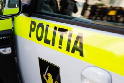 VIDEO | Apartament transformat în loc de consum al drogurilor, la Chișinău. O femeie de 47 de ani, reținută de poliție