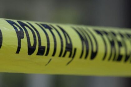 O femeie de 50 de ani a murit după o cădere de la înălțime. Poliția investighează un conflict cu concubinul