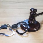 Un bărbat din Cimișlia, condamnat la 21 de ani de închisoare după ce și-a ucis tatăl cu toporul