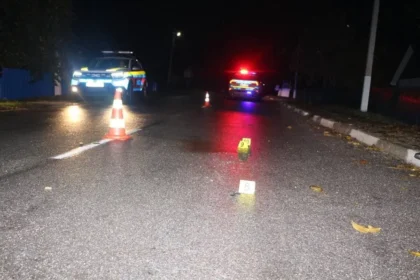 Un bărbat, lovit și târât pe carosabil la Drochia. Șoferul ar avea doar 14 ani