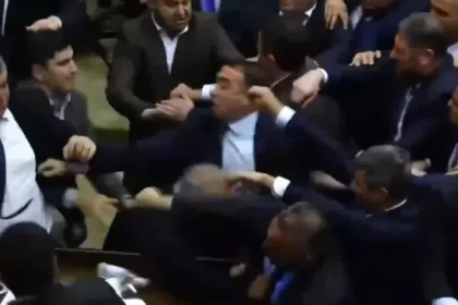 VIDEO | Bătaie generală în Parlamentul de la Erevan. Puterea și Opoziția și-au împărțit pumni și picioare minute în șir