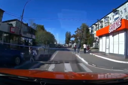 VIDEO | La un pas de tragedie pe trecerea de pietoni. O copilă, cât pe ce să fie lovită