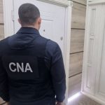 Promitea să rezolve probleme imobiliare și dosare în instanță. Un bărbat din Chișinău, reținut de CNA