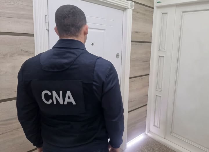 Promitea să rezolve probleme imobiliare și dosare în instanță. Un bărbat din Chișinău, reținut de CNA