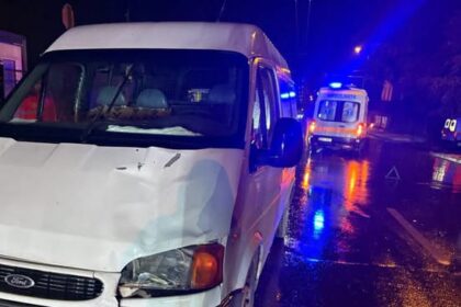 FOTO | Accident mortal în Chișinău. O femeie a fost lovită de o mașină și a murit în drum spre spital