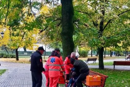 Bărbat găsit inconștient lângă Parcul Central din Cahul. Carabinierii au chemat ambulanța