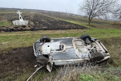 FOTO | Accident grav la Telenești: Un bărbat a murit în drum spre spital, iar patru persoane, inclusiv un copil de un an, au avut nevoie de îngrijiri medicale