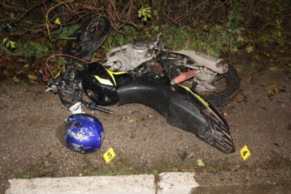 FOTO | Accident grav la Drochia. Un motociclist fără permis a lovit doi tineri, printre care un minor de 14 ani