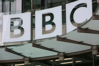 BBC i-a plătit peste 400.000 de lire unei producătoare care a acuzat compania de antisemitism