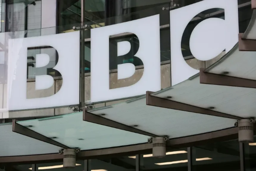 BBC i-a plătit peste 400.000 de lire unei producătoare care a acuzat compania de antisemitism