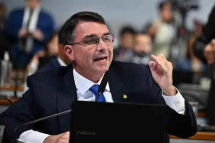 Flavio Bolsonaro a fugit din Brazilia după înfrângerea de la prezidențiale, deși anunțase că i s-a interzis să iasă din țară. Unde se îndreaptă avionul lui