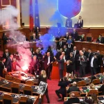 Fumigene în Parlamentul albanez. Premierul a fost luat la țintă de opoziție cu sticle de apă