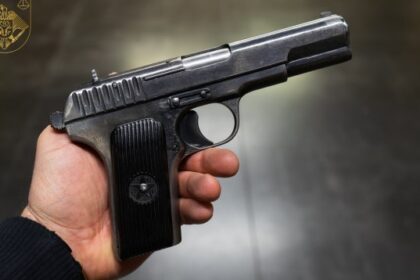 Un militar din Bălți riscă până la 7 ani de închisoare după ce și-a împușcat un camarad cu un pistol Glock