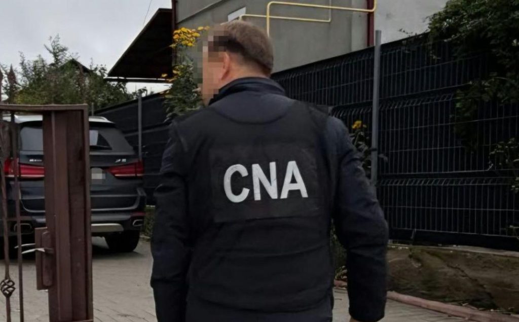 7.500 de euro pentru a scăpa un șofer beat de probleme penale. Percheziții CNA la Chișinău