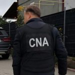 7.500 de euro pentru a scăpa un șofer beat de probleme penale. Percheziții CNA la Chișinău